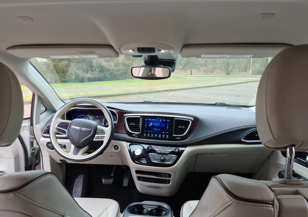 Chrysler Pacifica cena 119000 przebieg: 159000, rok produkcji 2017 z Góra małe 379